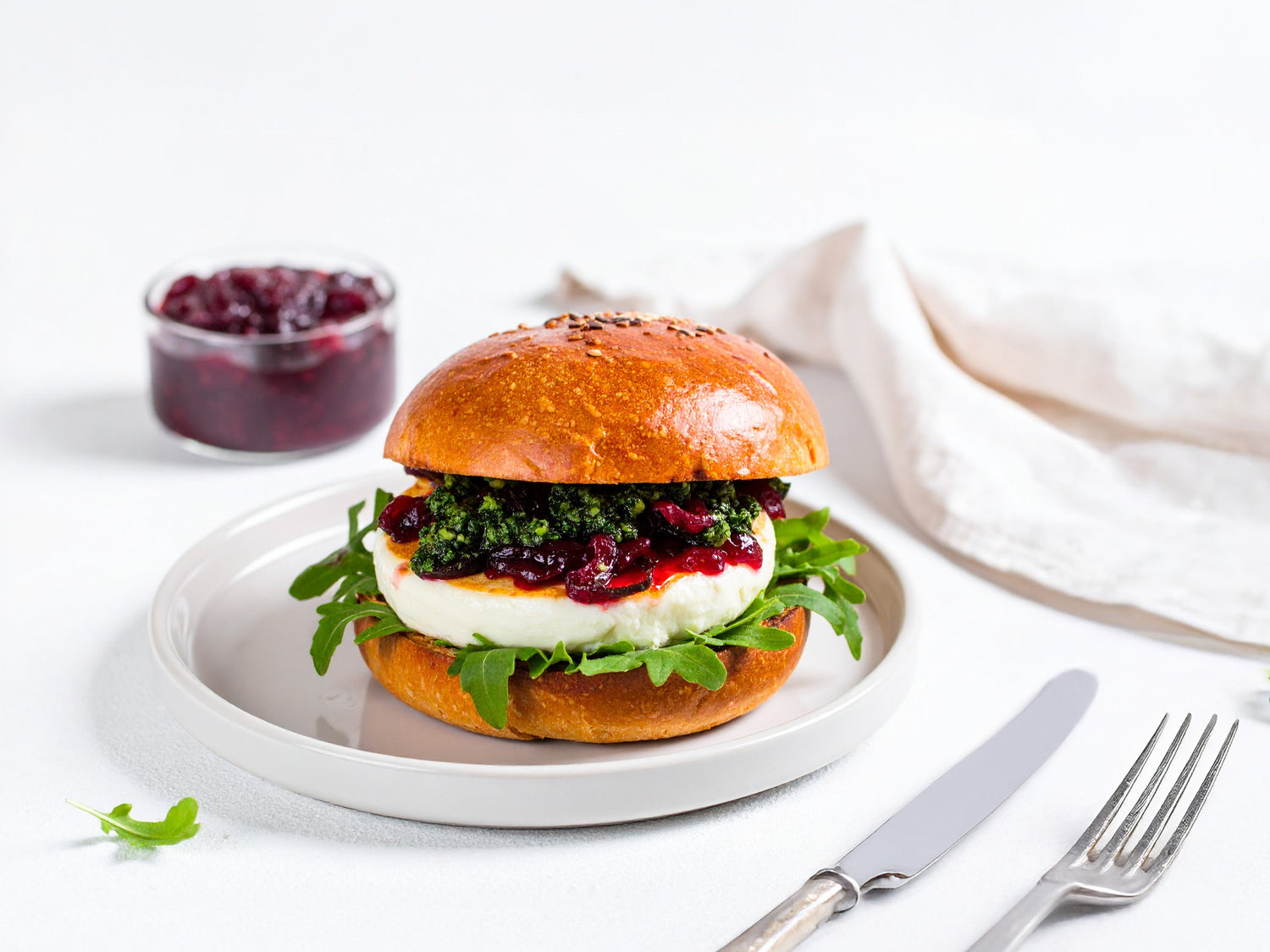 Grillkäse Burger mit karamellisierten Zwiebeln