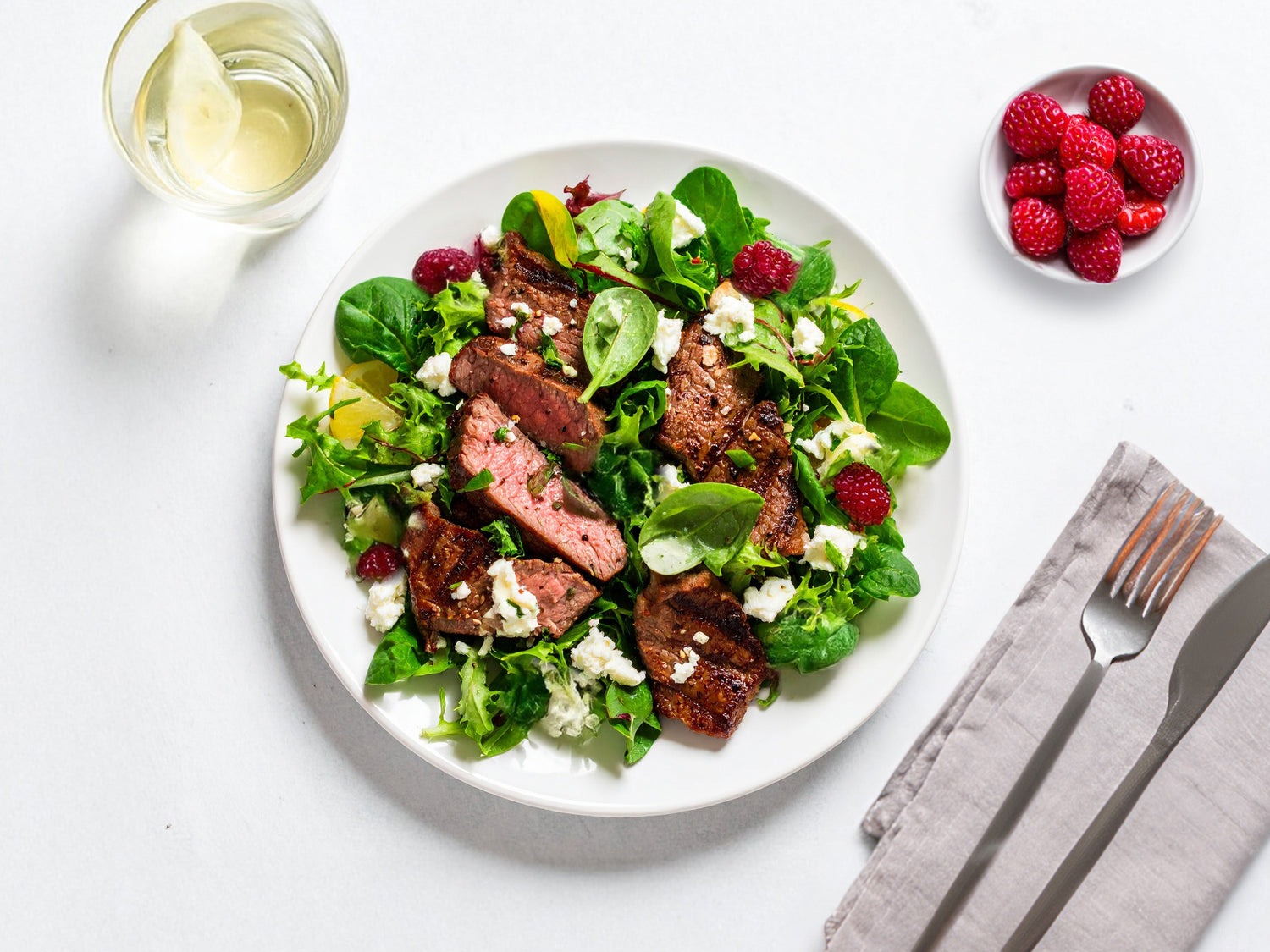 Rinderstreifen auf Himbeersalat