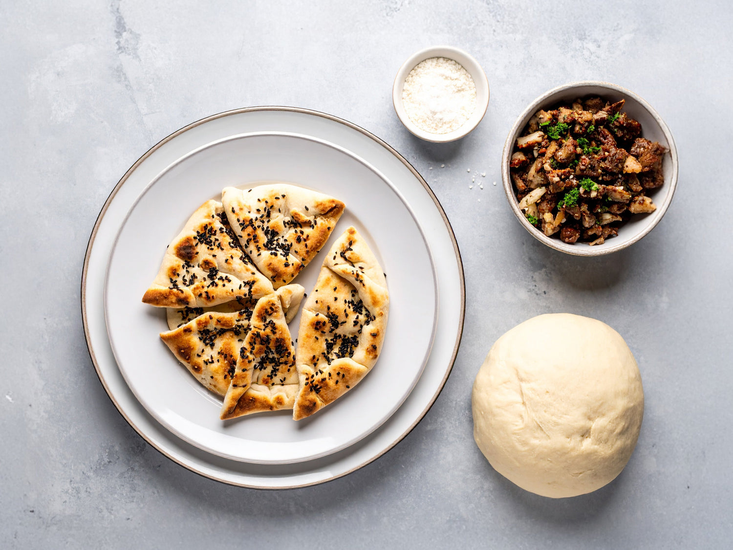 Selbstgemachtes Fladenbrot mit Putengyros