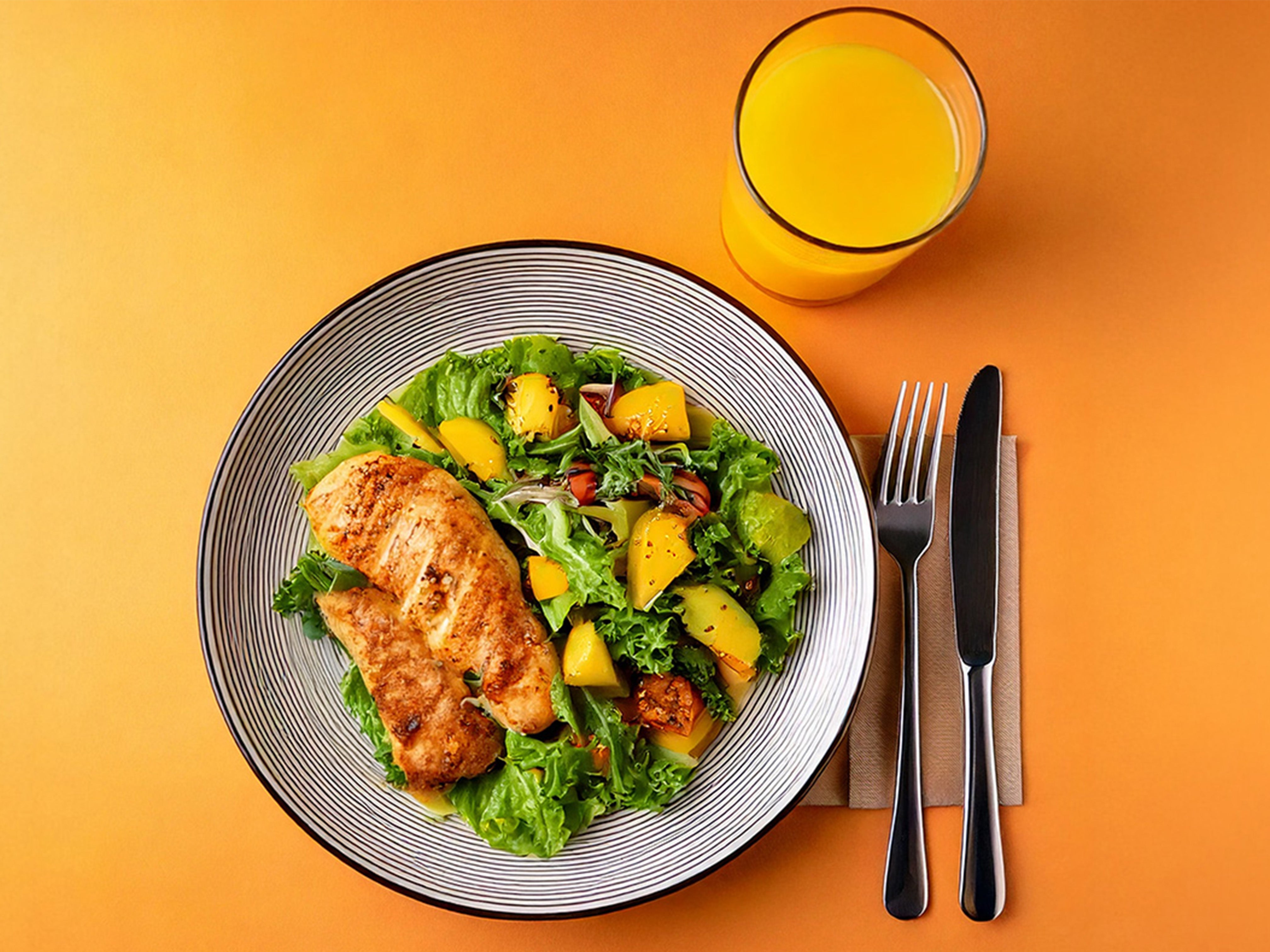 Exotischer Salat mit Mango-Chili Hähnchen