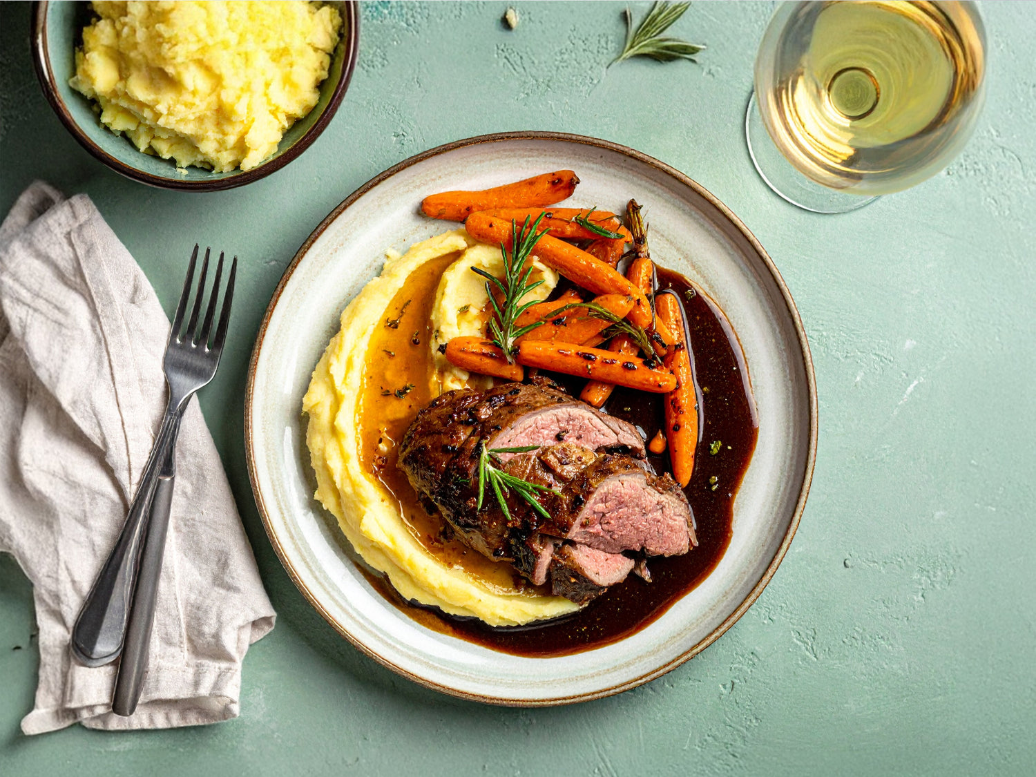 Fasanenbrust mit Kartoffelpüree an glasierten Karotten