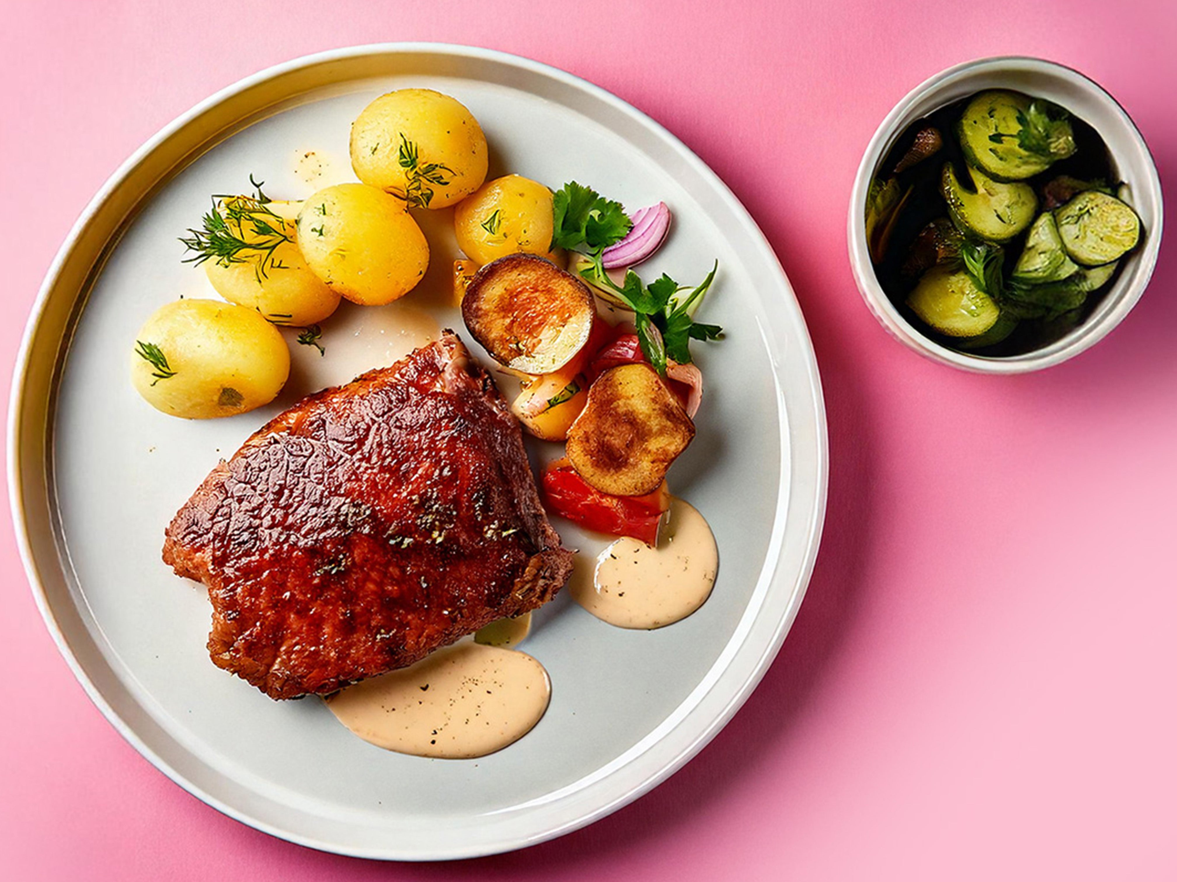 Knusprige Gänsebrust an Pellkartoffeln