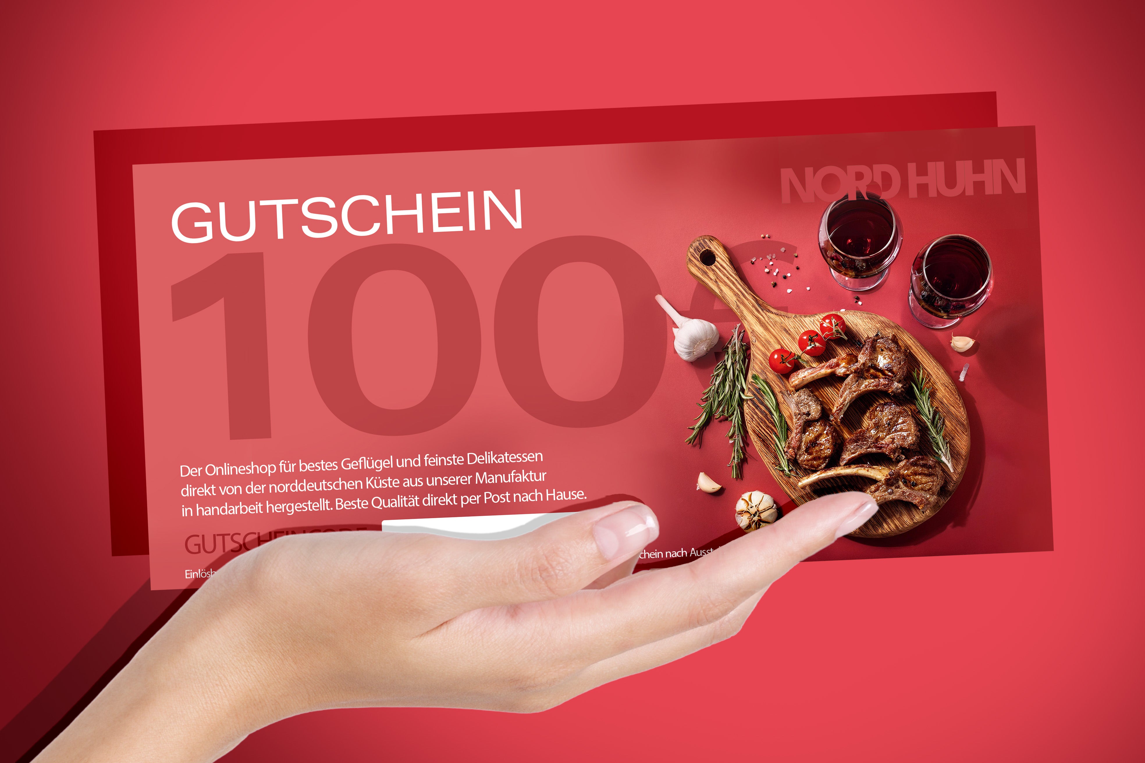 Hand hält roten Gutschein über 100 Euro von Nordhuhn mit gegrilltem Fleisch, Knoblauch, Rosmarin und zwei Gläsern Rotwein