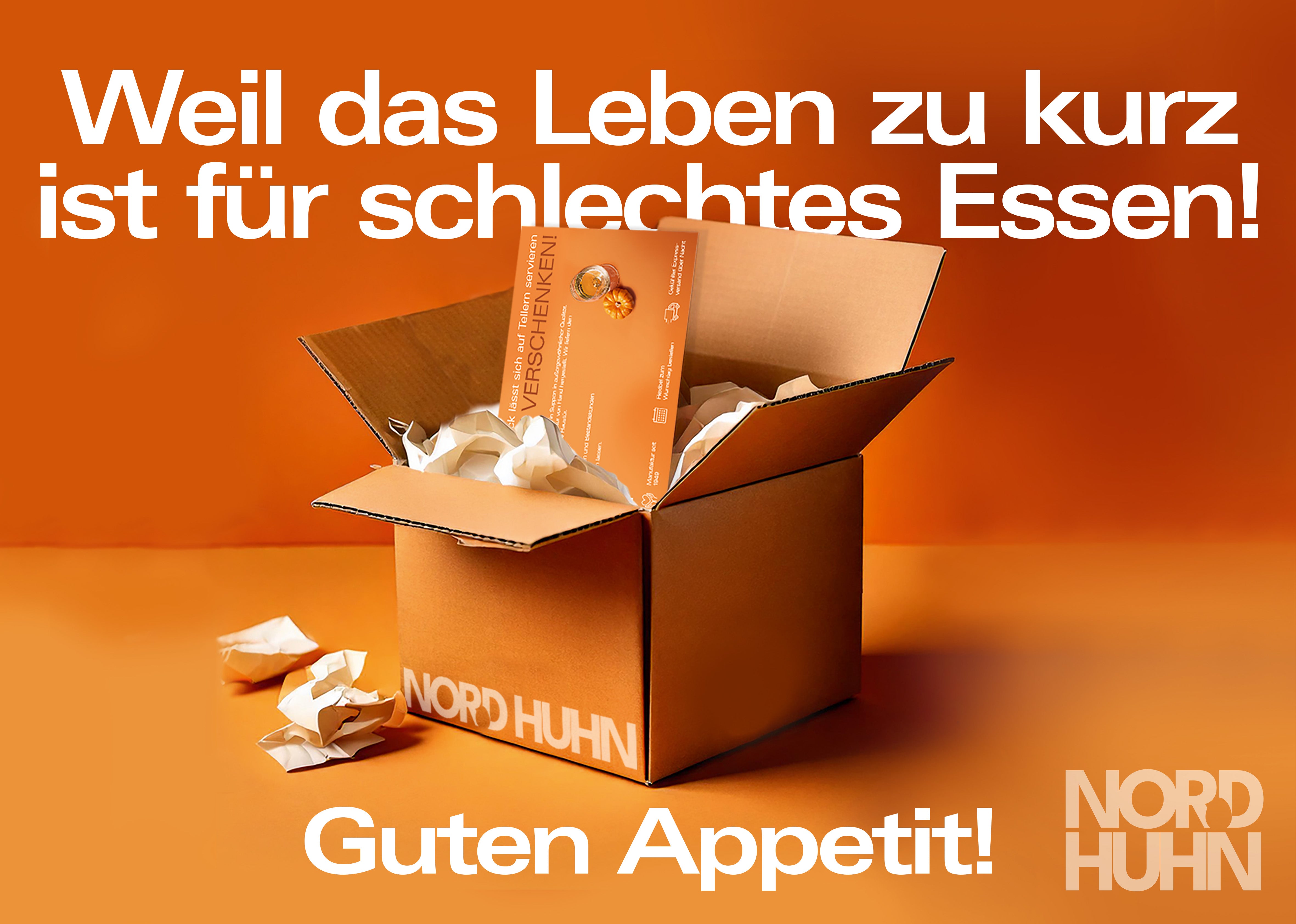 Geöffneter Karton mit Papierfüllung und Gutschein vor orangefarbenem Hintergrund, Text 'Weil das Leben zu kurz ist für schlechtes Essen! Guten Appetit!' und Logo NORDHUHN