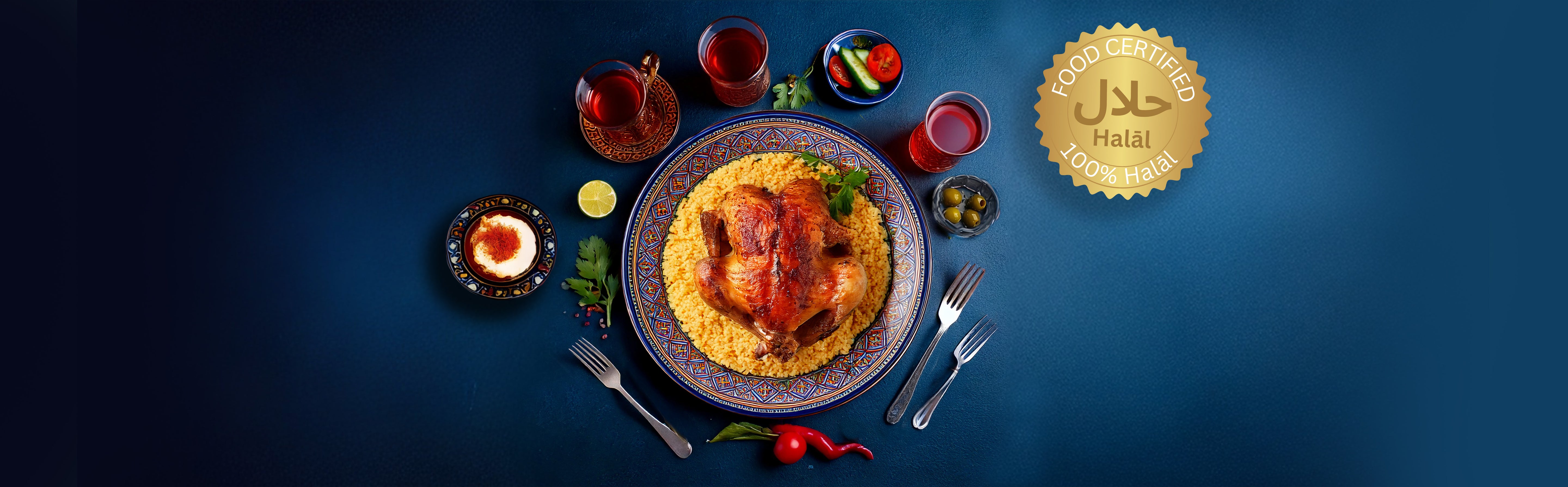 Ein wunderschön angerichteter Teller mit gebratenem Hühnchen auf Safranreis, garniert mit Kräutern, begleitet von Getränken, einen Joghurt Dip, eine Schale mit Oliven, mehreren Gabeln und Halal-Zertifizierung auf dunkel blauen Hintergrund