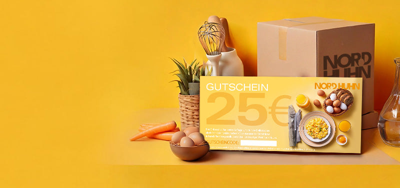 Gelber 25-Euro-Gutschein von Nordhuhn mit Frühstücksbild, Eiern und Karotten vor gelbem Hintergrund und Karton mit Nordhuhn-Logo