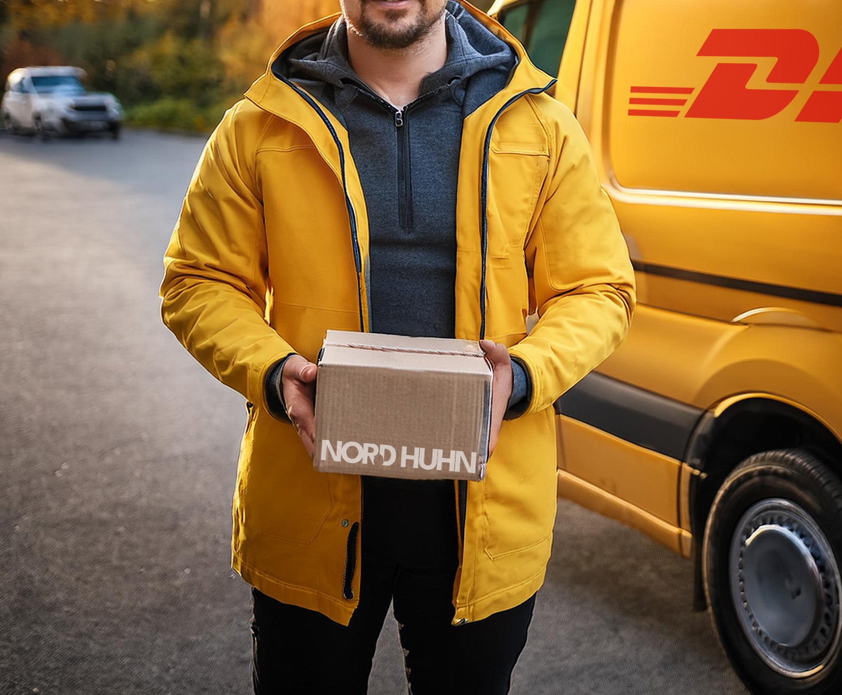 Mann in gelber Jacke hält Paket mit Aufschrift 'NORD HUHN' vor gelbem DHL-Lieferwagen