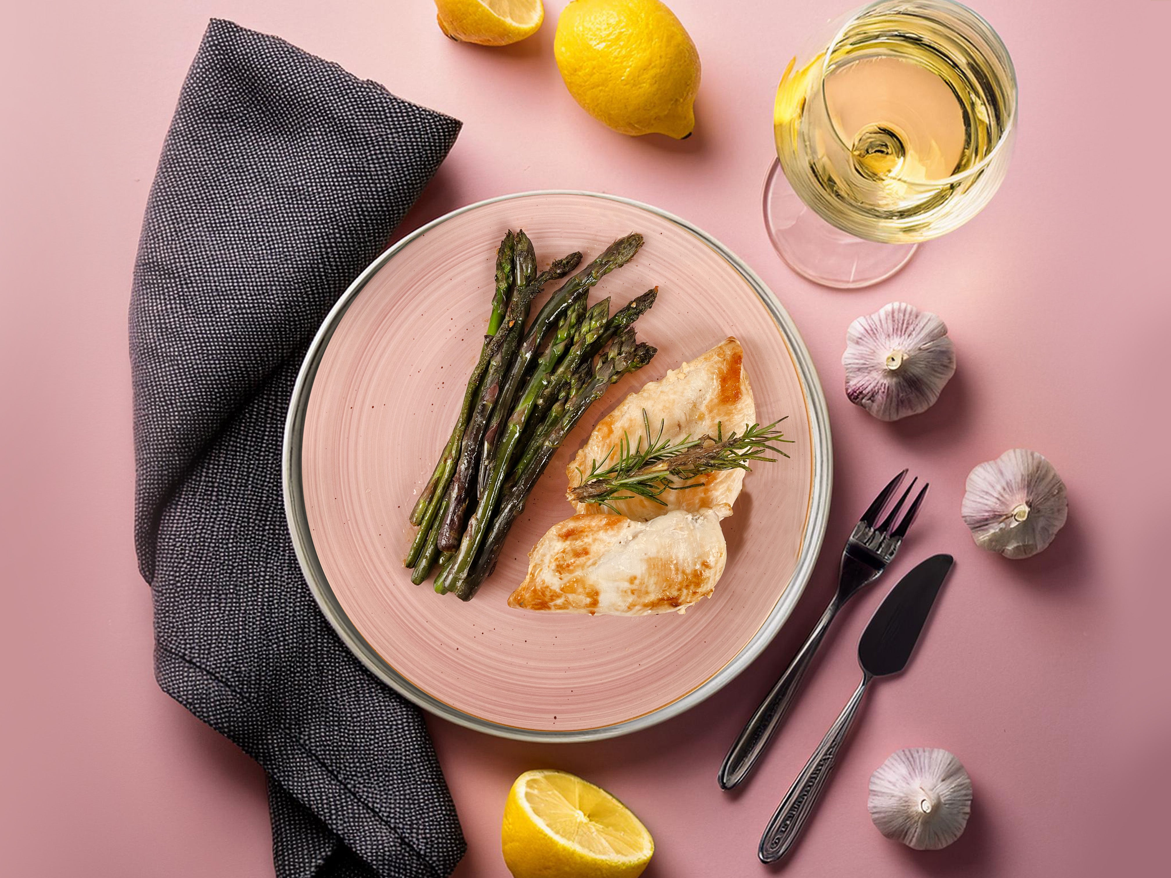 Gegrillte Hähnchenbrust mit grünem Spargel Gegrillte Hähnchenbrust mit grünem Spargel